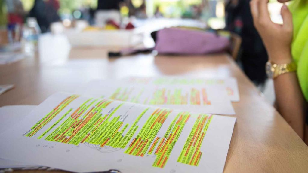 Varios alumnos antes de comenzar uno de los exámenes de las pruebas de acceso a la universidad 2023.