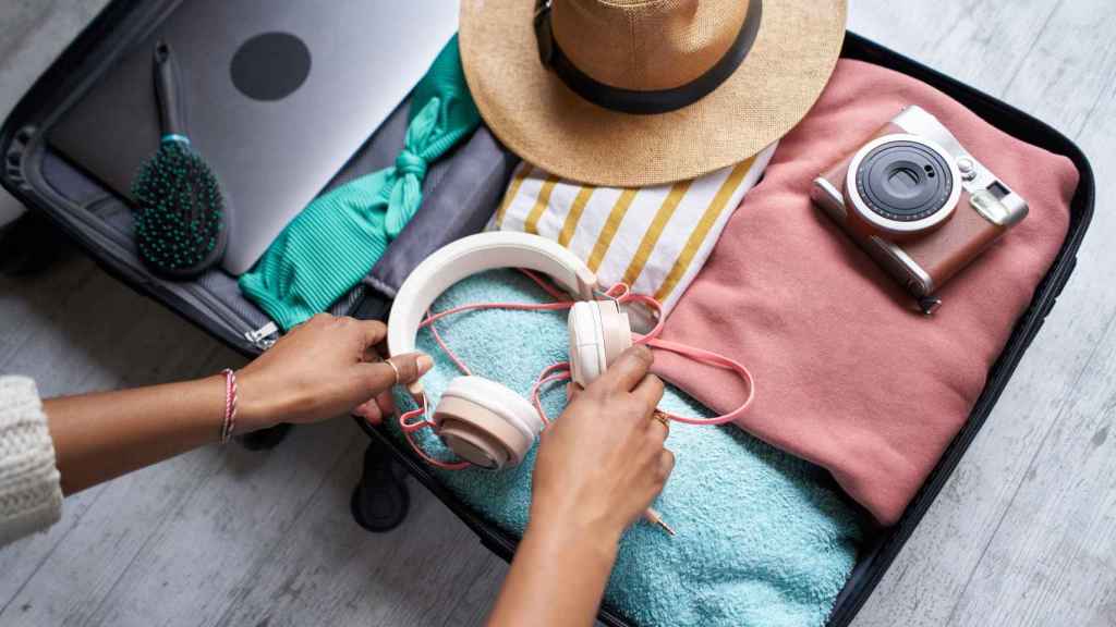 Una mujer prepara su maleta.