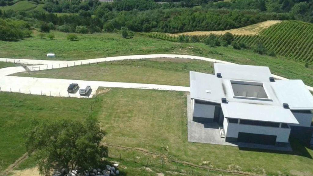 Imagen del casoplón de 11 baños construido en Aia.