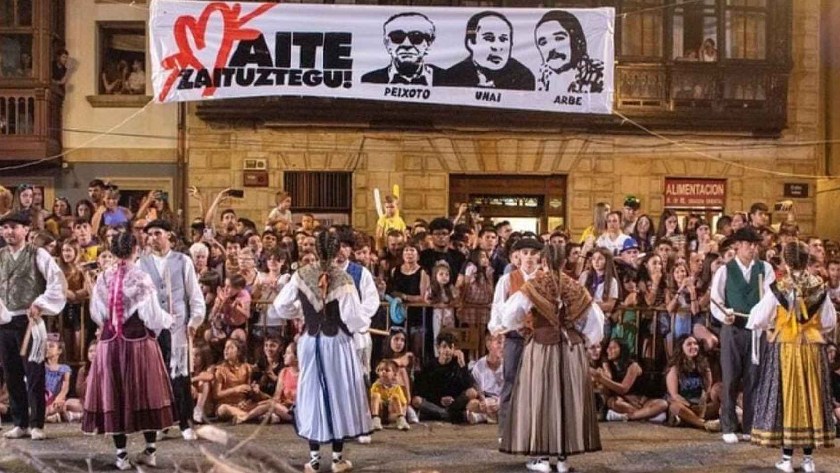 Los rostros de tres terroristas presiden una celebración en Mondragón.