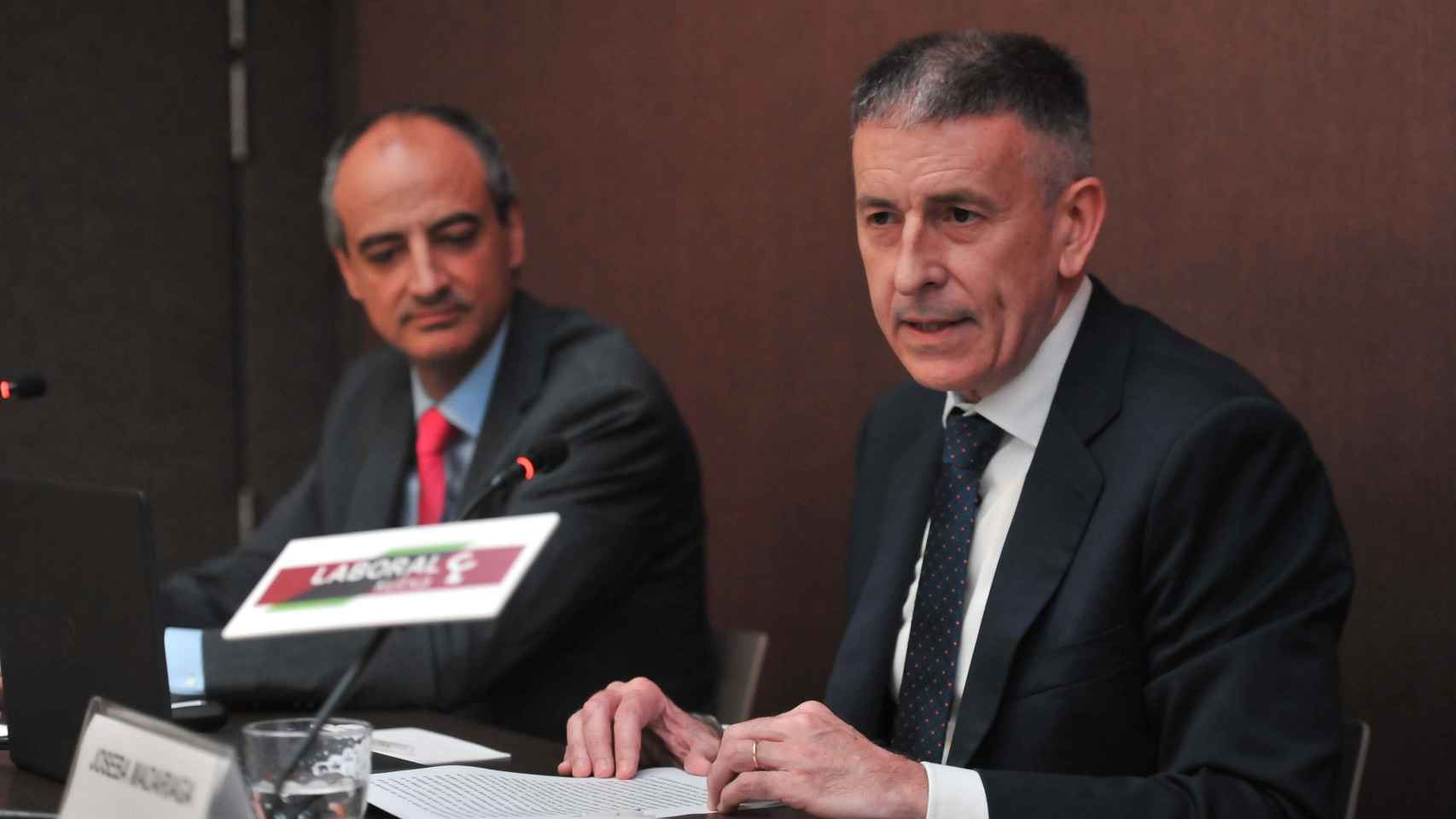 Ibon Urgoiti, director de Desarrollo de Negocio, y  Joseba Madariaga, director del Departamento de Estudios de Laboral Kutxa.