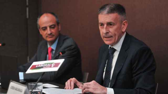 Ibon Urgoiti, director de Desarrollo de Negocio, y  Joseba Madariaga, director del Departamento de Estudios de Laboral Kutxa.