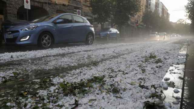 Granizo en Vitoria-Gasteiz. / DAVID AGUILAR - EFE