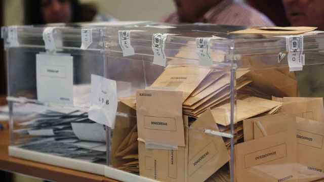 Sobres y papeletas en urnas electorales / EFE