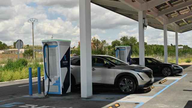 Estación de recarga de coche eléctrico / ALMUDENA ÁLVAREZ - EFE
