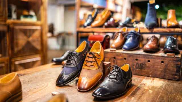 Una tienda de zapatos.
