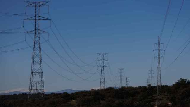 Varias torres de alta tensión.