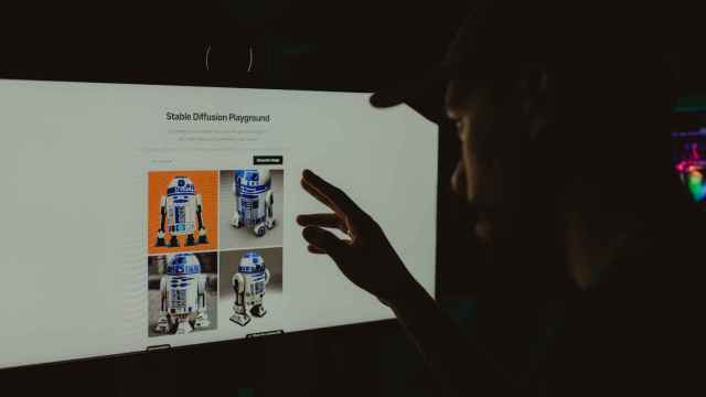 Hombre con gorra frente a una pantalla de ordenador