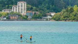 Parece las Rías Baixas, pero está en Euskadi: un rincón con playa salvaje, marismas y la ola izquierda más famosa del mundo, de las mejores de Europa
