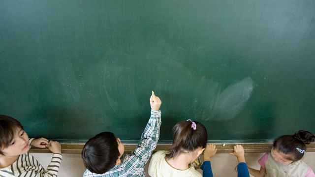 Tres niñas a su llegada a un centro escolar