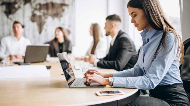 Mujeres y hombres trabajando en una oficina.