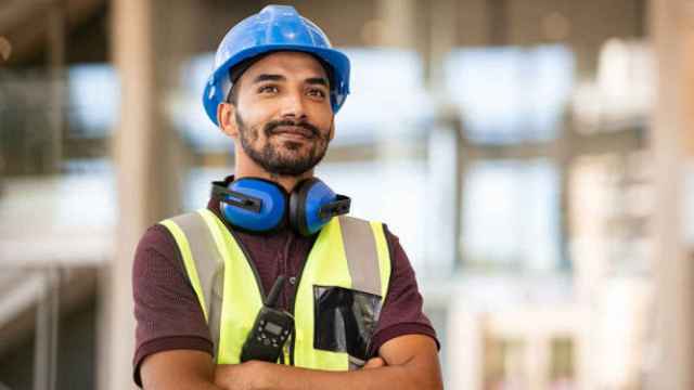 Un trabajador de la construcción observa la obra.