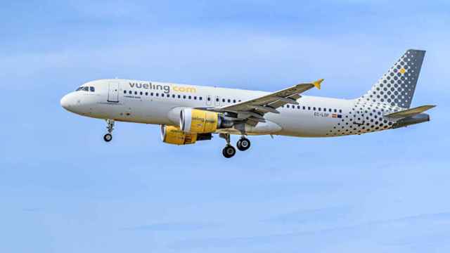 Un avión de Vueling antes de aterrizar.