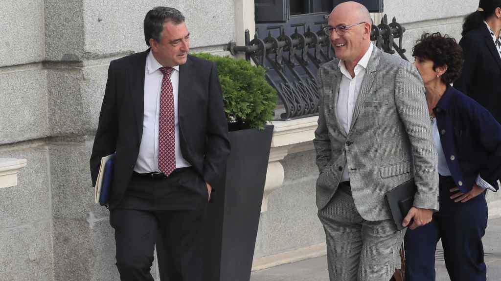 El portavoz del PNV, Aitor Esteban, junto al diputado Joseba Agirretxea Urresti a su llegada al Congreso./ Fernando Alvarado - EFE