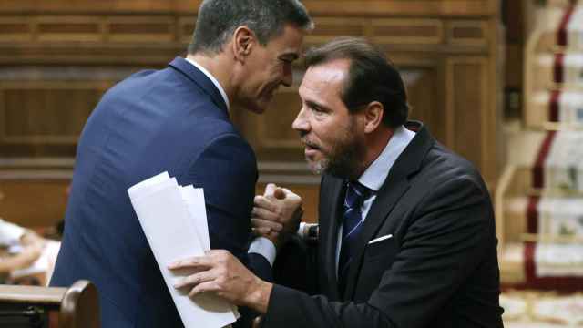 El diputado socialista, Oscar Puente recibe la felicitación del presidente del Gobierno en funciones, Pedro Sánchez tras la réplica al líder del PP y candidato presidencial, Alberto Núñez Feijóo  / SERGIO PÉREZ - EFE