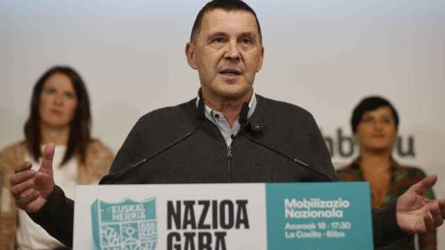 El coordinador general de EH Bildu, Arnaldo Otegi, en la imagen junto a personalidades del entorno de la coalición abertzale han presentado este lunes la manifestación del 18 de noviembre bajo el lema Nazioa gara (Somos una nación)/EFE/Luis Tejido