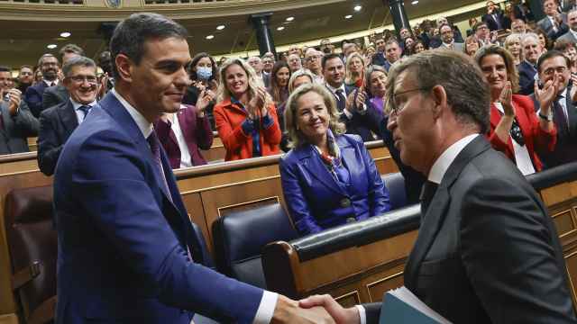 El líder del PP, Alberto Núñez Feijóo, felicita al presidente del Gobierno, Pedro Sánchez, tras su investidura / Javier Lizón - EFE