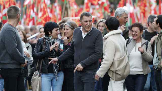 El coordinador general de EH-Bildu, Arnaldo Otegi, junto a otros cargos del partido durante la marcha de este sábado en Bilbao / Miguel Toña - EFE