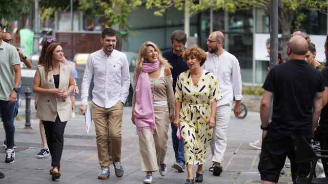 El diputado de Sumar por Bizkaia, Lander Martínez, junto a la vicepresidenta del Gobierno, Yolanda Díaz, y la secretaria general de Elkarrekin Podemos-IU, Pilar Garrido / Iñaki Berasaluce - Europa Press
