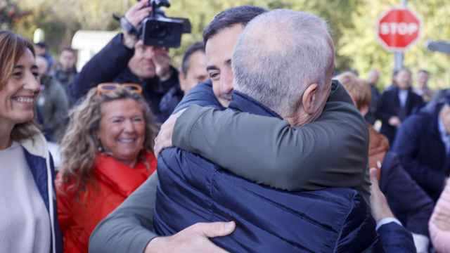 Abrazo entre Urkullu y Pradales en el acto del PNV en Sukarrieta / EFE Luis Tejido