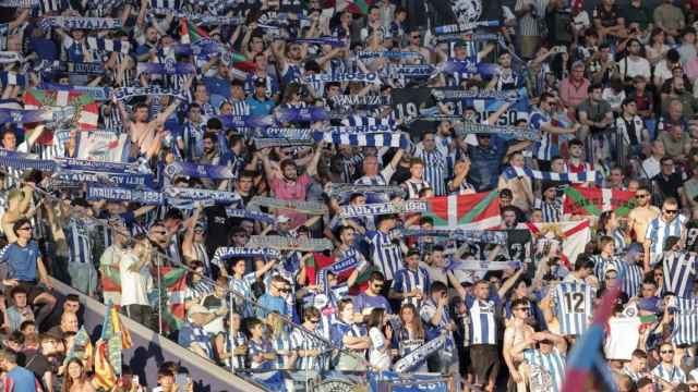 Aficionados del Alavés durante el partido contra el Levante en el que se selló el ascenso.