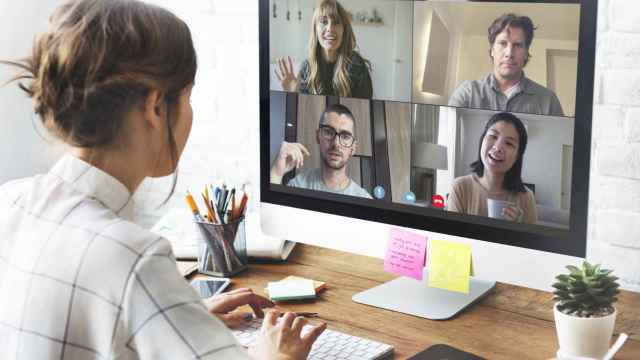 Una trabajadora teletrabajando
