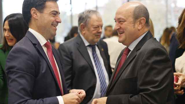 El presidente del PNV Andoni Ortuzar, y el candidato a lehendakari por esta formación Imanol Pradales. / Luis Tejido - EFE