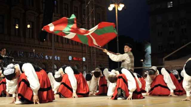 Un grupo de vascos se prepara para realizar un baile vasco tradicional.