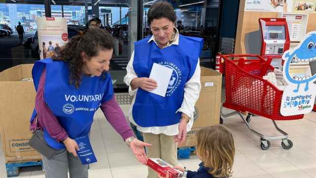 Recogida de alimentos en una tienda de Vegalsa-Eroski en Galicia / EP