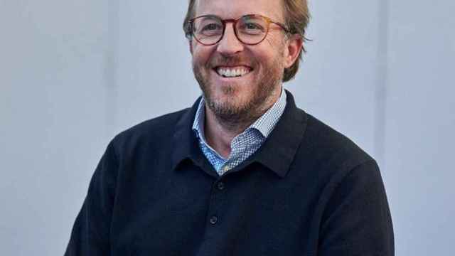 Borja Corominas, Portavoz del PP en el Ayuntamiento de San Sebastián, se muestra sonriente durante la entrevista.