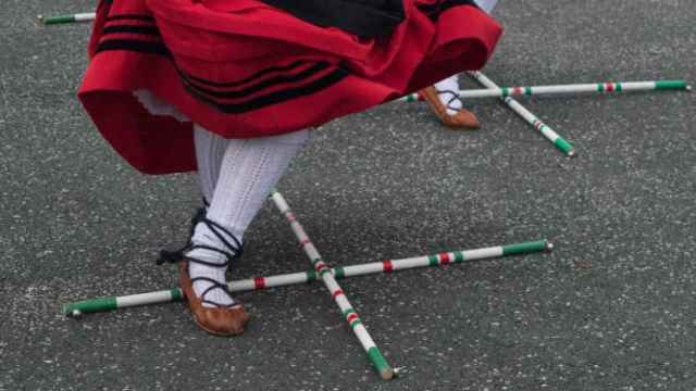 Una mujer realiza un baile vasco típico.