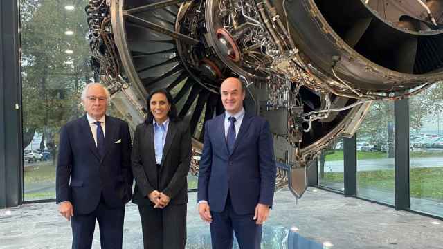 Eva Azoulay, en el centro junto a Carlos Alzola y Juan María Nin, se incorpora formalmente al consejo de administración de ITP Aero
