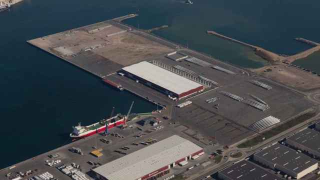 Parte de la nueva superficie del espigón central del Puerto de Bilbao está ya ocupada por Toro y Betolaza