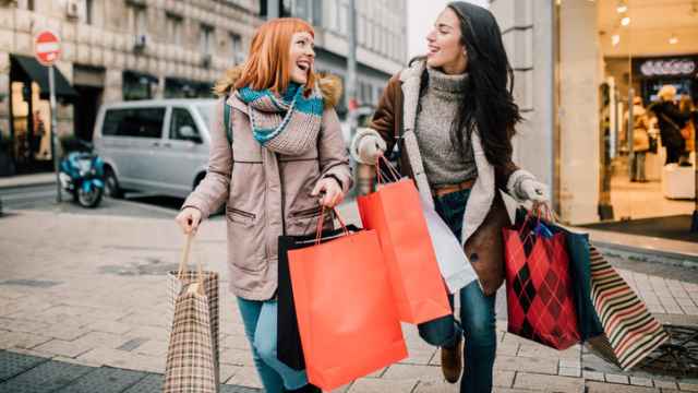 Dos amigas salen contentas de comprar.