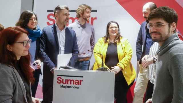 Miembros de Sumar Mugimendua entre ellos a Lander Martínez.