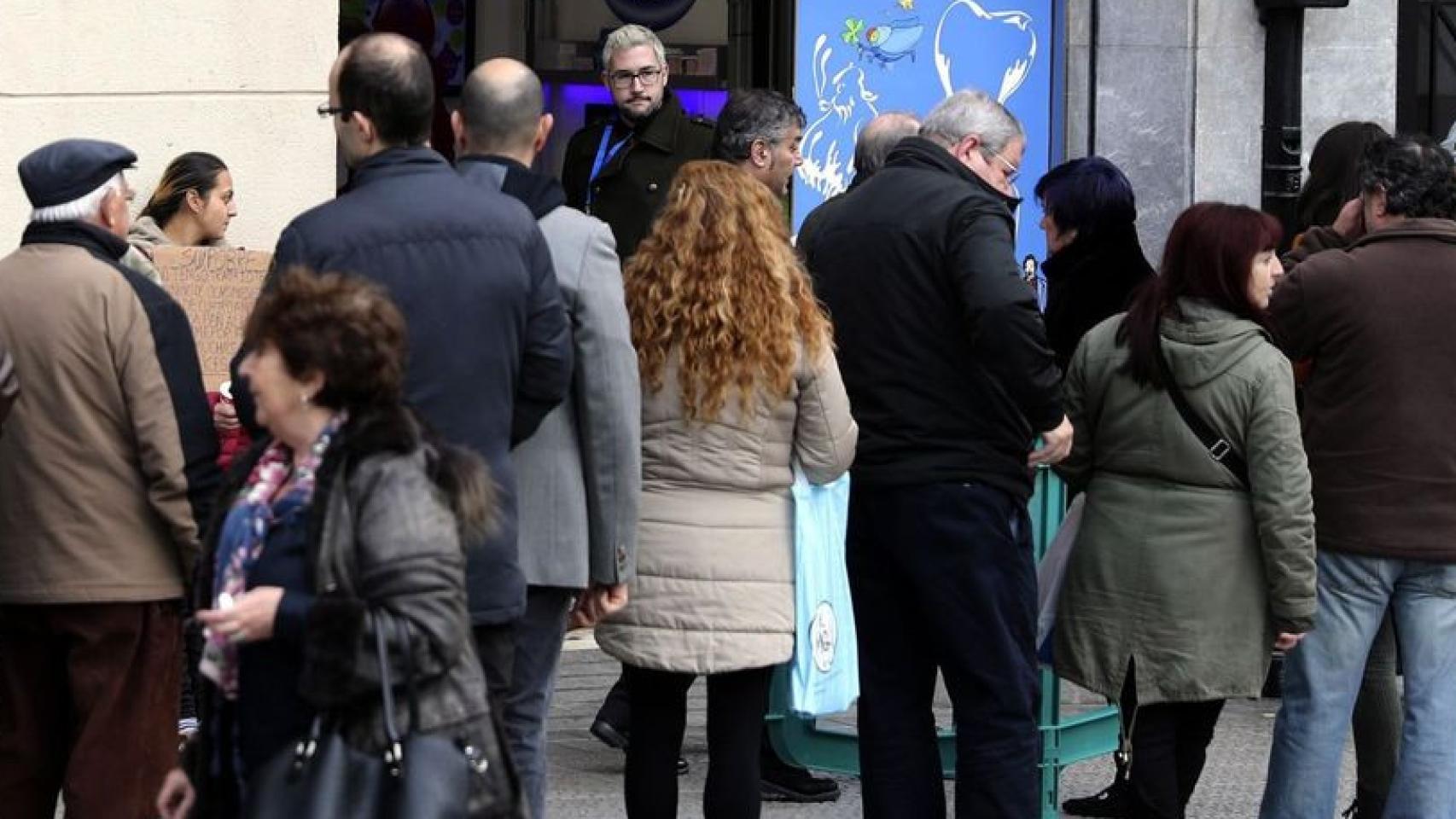 Cola en la administración de Lotería más famosa de Bizkaia.