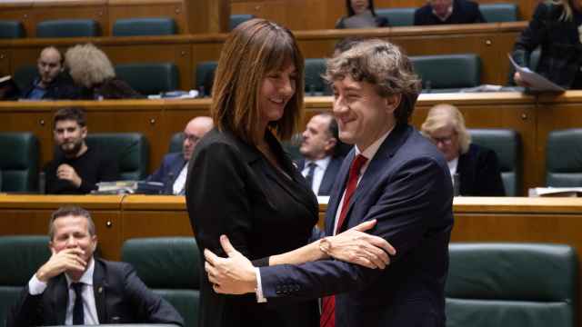 La vilehendakari y consejera de Trabajo y Empleo, Idoia Mendia, abraza al secretario general del PSE-EE, Eneko Andueza, tras la aprobación de la Ley Vasca de Empleo / Legebiltzarra
