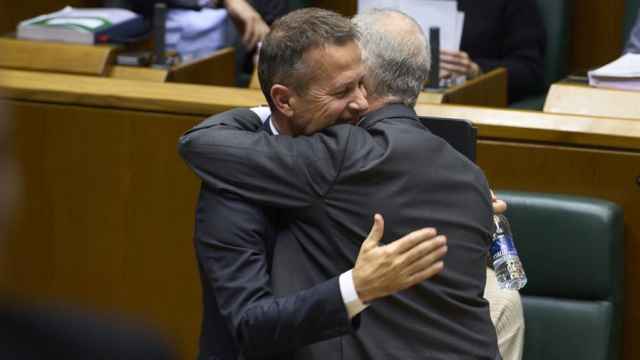 El Consejero de Educación, Jokin Bildarratz, junto al consejero de Hacienda y Presupuestos, Pedro Aspiazu, al comienzo del pleno donde se ha aprobado la Ley Vasca de Educación / Adrián Ruiz Hierro - EFE