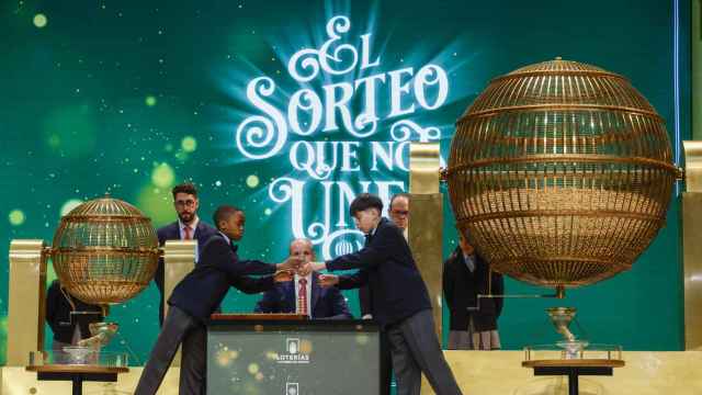 Dos niños de San Ildefonso cantan los números y sus correspondientes premios al inicio del sorteo extraordinario de Navidad de la Lotería Nacional