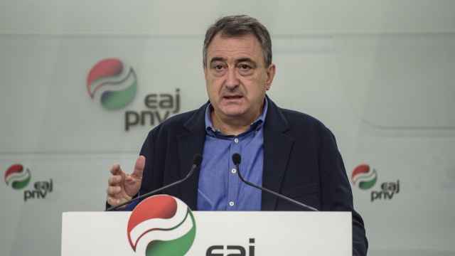 El portavoz del PNV en el Congreso, Aitor Esteban, durante la rueda de prensa en Bilbao en la que ha analizado este lunes el mensaje de Navidad del rey Felipe VI / Javier Zorrilla - EFE