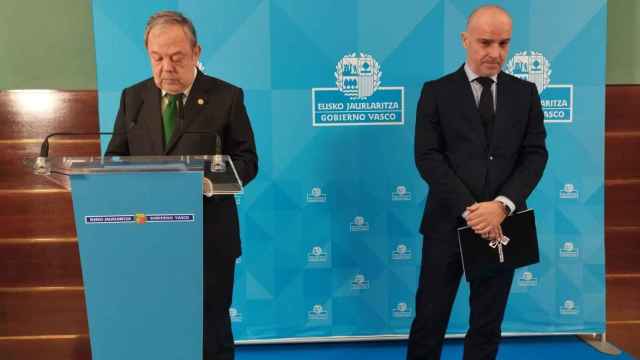El consejero de Economía y Hacienda, Pedro Azpiazu y del presidente de la Cámara de Gipuzkoa, Mauricio Arregui / EUROPA PRESS