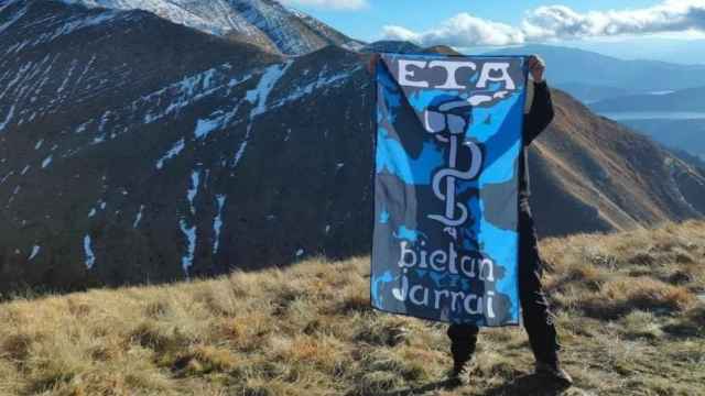Imagen de una usuaria de Facebook con una bandera de ETA.