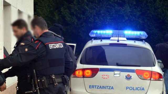 Agentes de la Ertzaintza durante una detención.