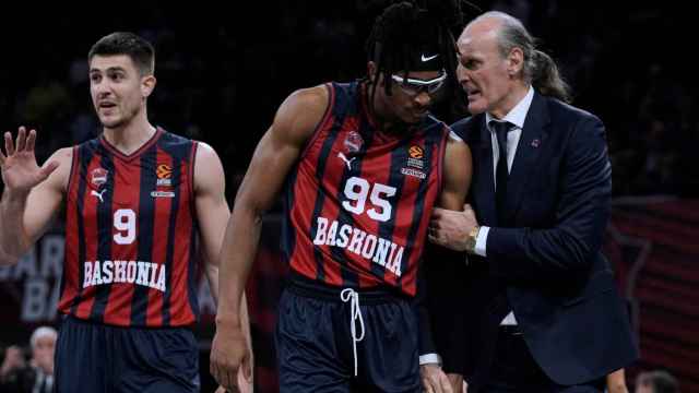 El técnico del Baskonia, Dusko Ivanovic, da instrucciones a Chima Moneke con Vanja Marinkovic de fondo.