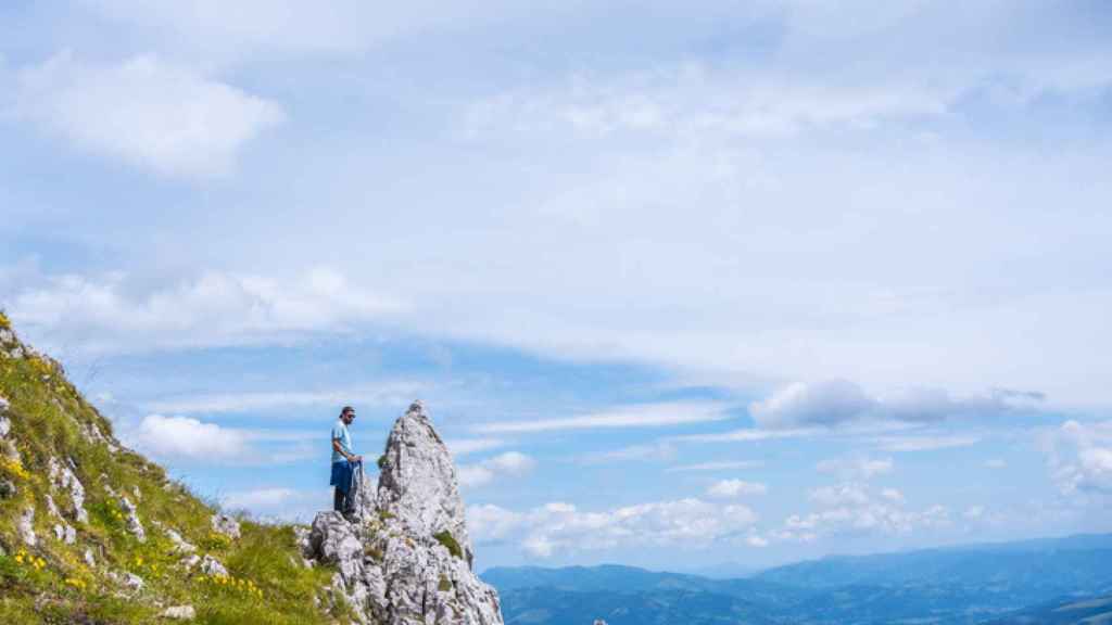 Un turista en la montaña de Aizkorri