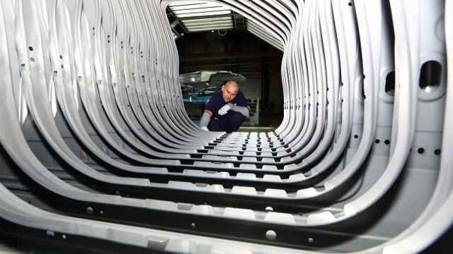 Un trabajador en una empresa industrial vasca