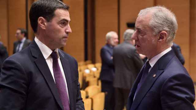 Imanol Pradales e Iñigo Urkullu este lunes en el acto organizado por 'Deia'.