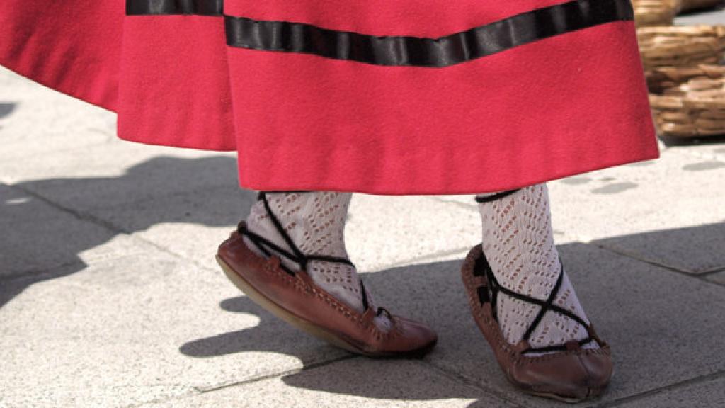 Una mujer realiza el baile típico vasco.