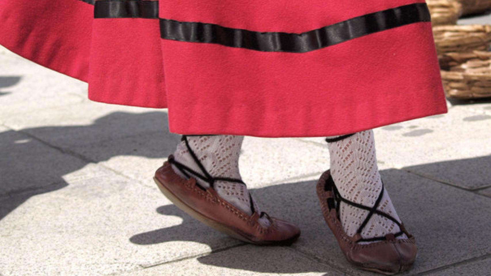 Una mujer realiza el baile típico vasco.