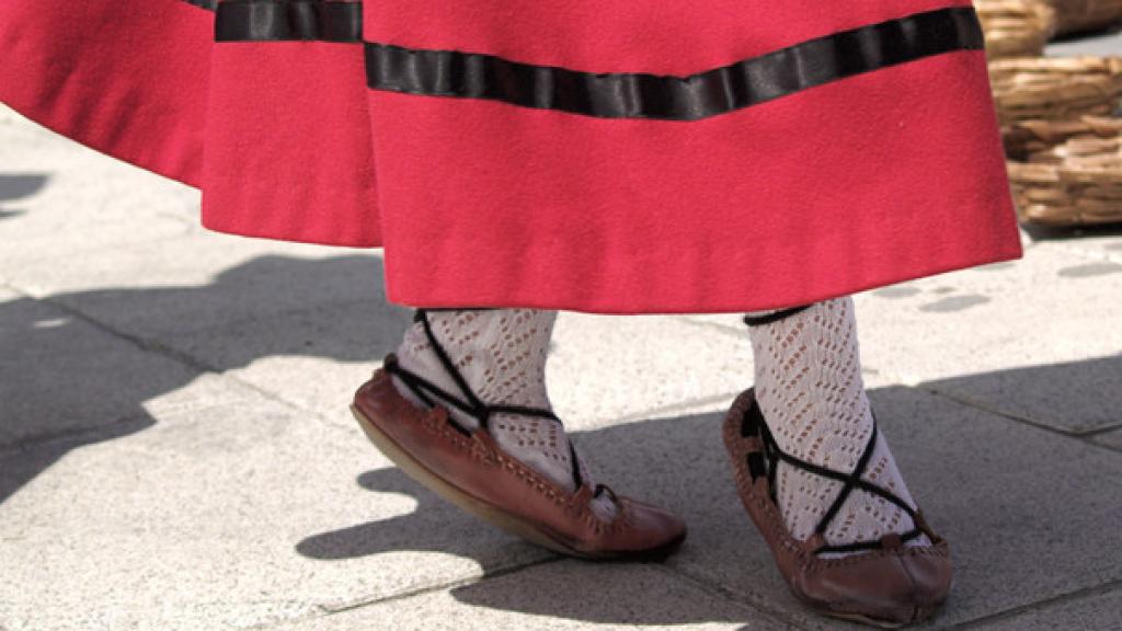 Una mujer realiza el baile típico vasco.